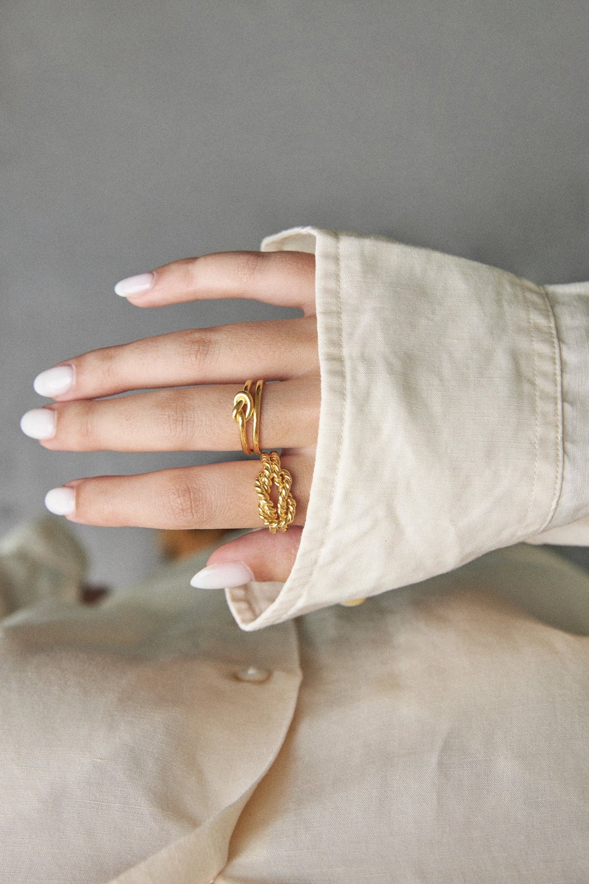 modelo para usar dos anillos con diseño nudo, uno liso y otro con textura