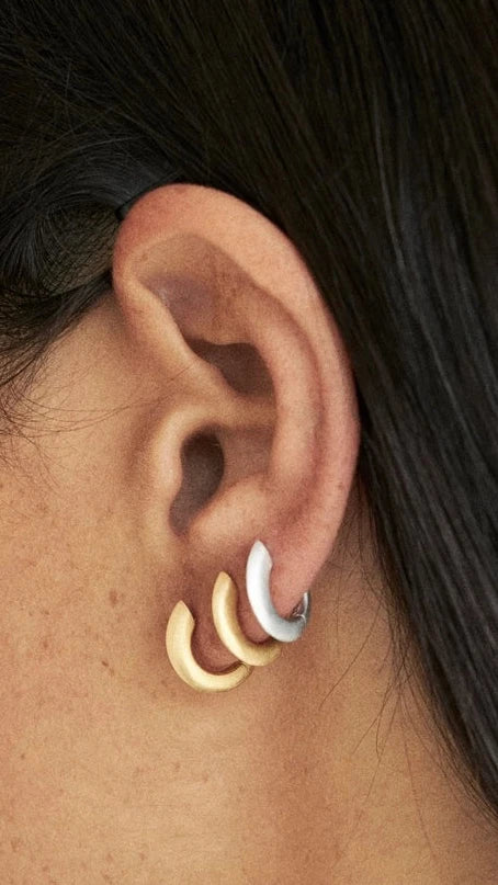 Brincos huggie: o essencial do ear stack