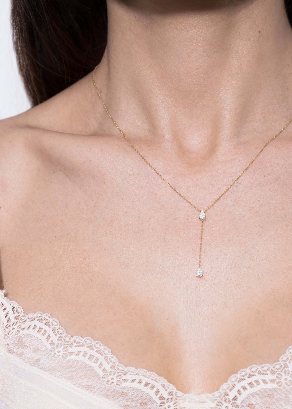 collar de 18k con dos diamantes enlazados Collares