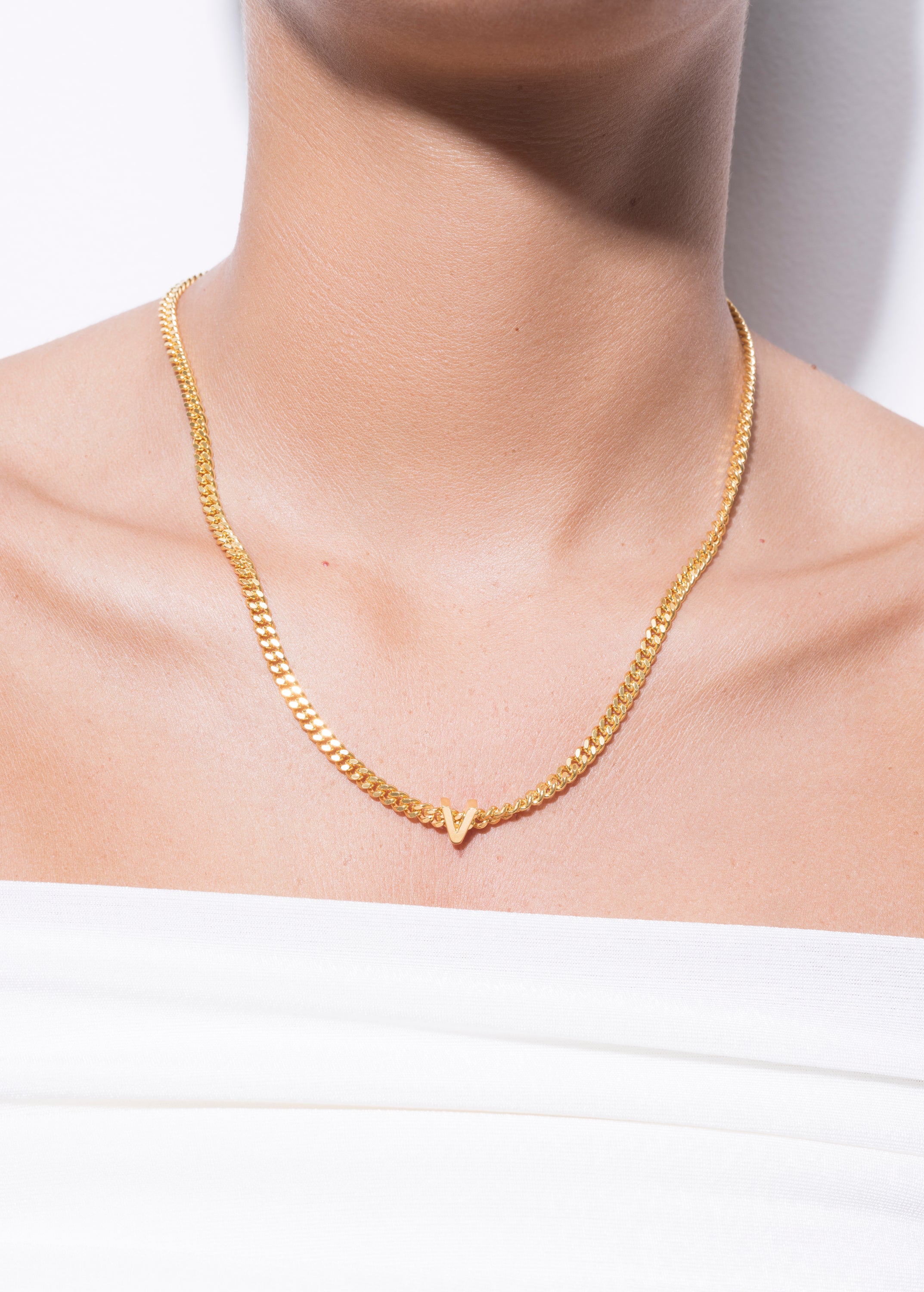 alphabet collar con colgante V