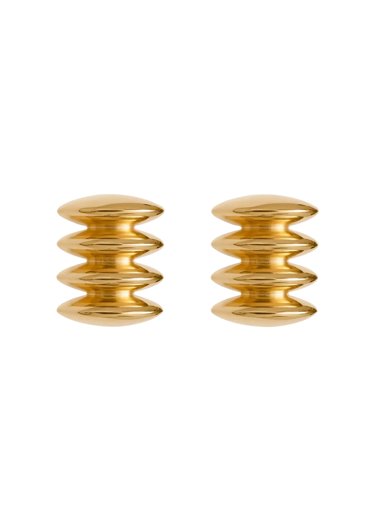 Par de pendientes de oro con un diseño ondulado sobre fondo blanco