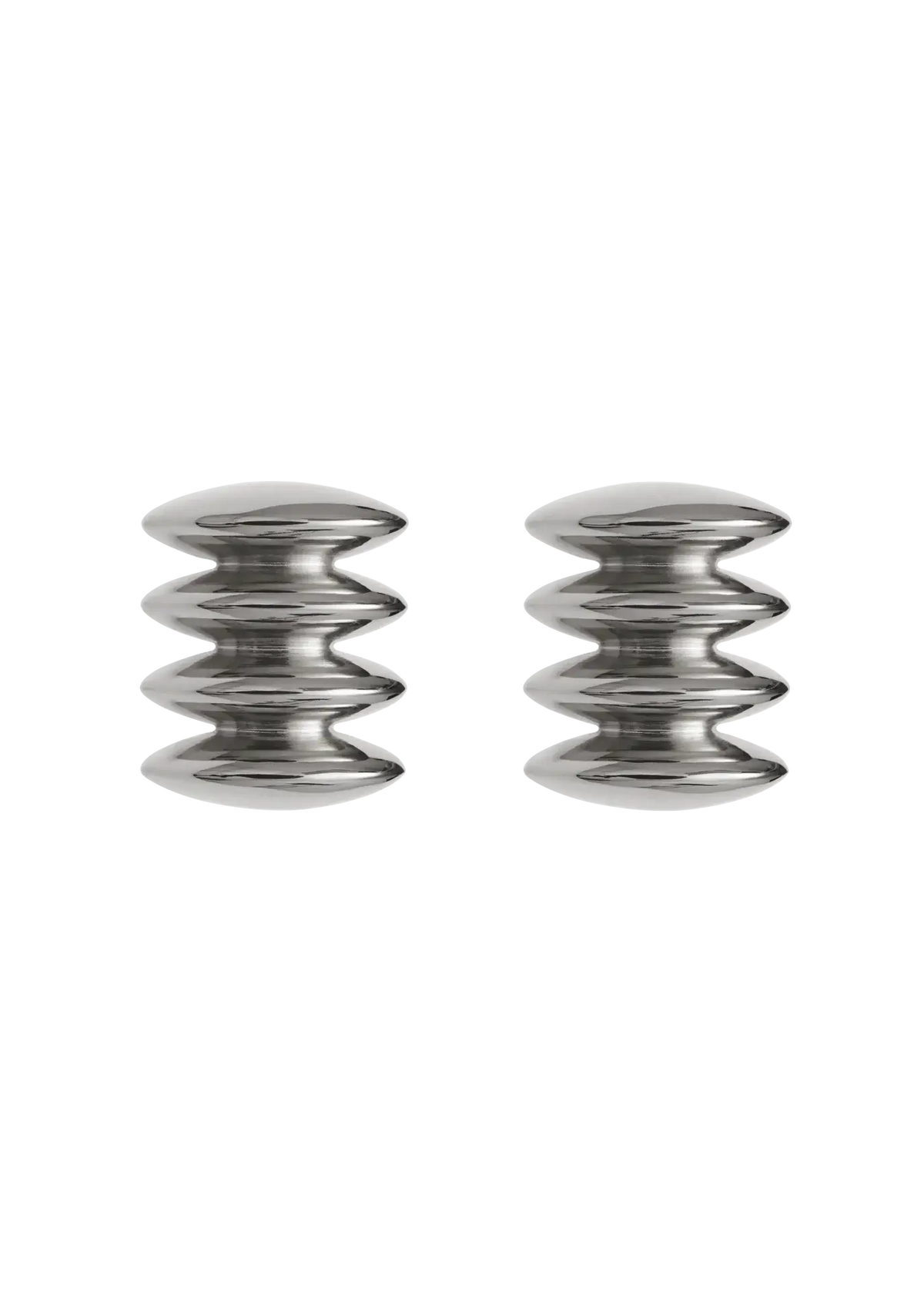 Par de pendientes de plata sobre fondo blanco