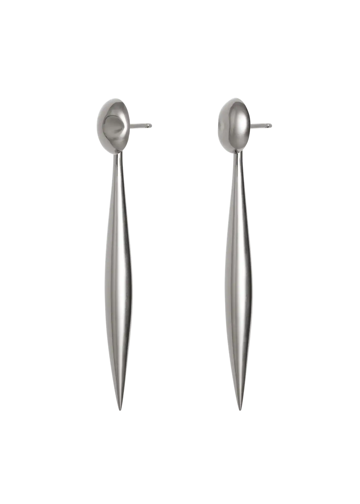 Pendientes de plata con diseño largo, delgado y en forma de lanza sobre fondo blanco