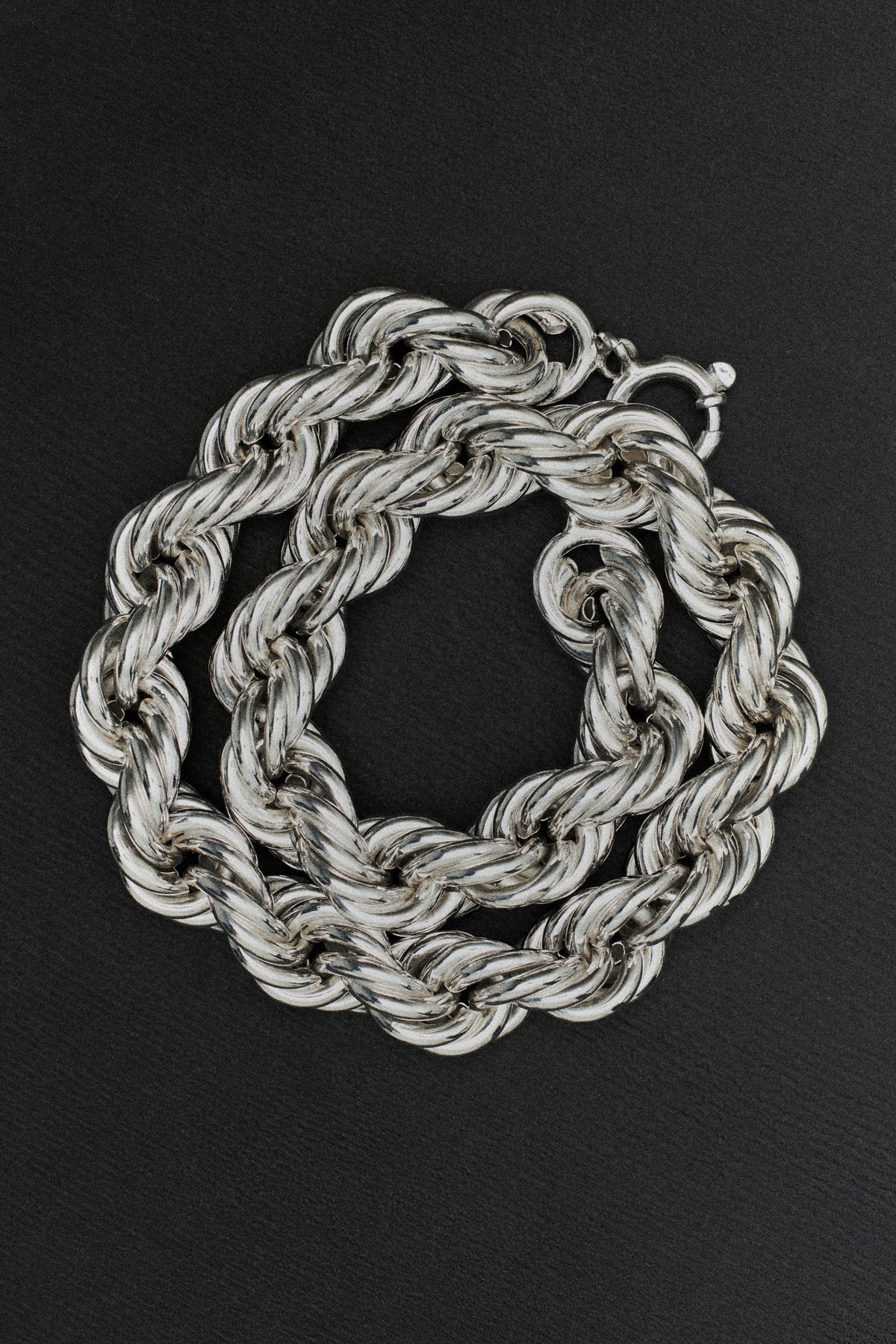 Collar de cadena de plata sobre fondo negro