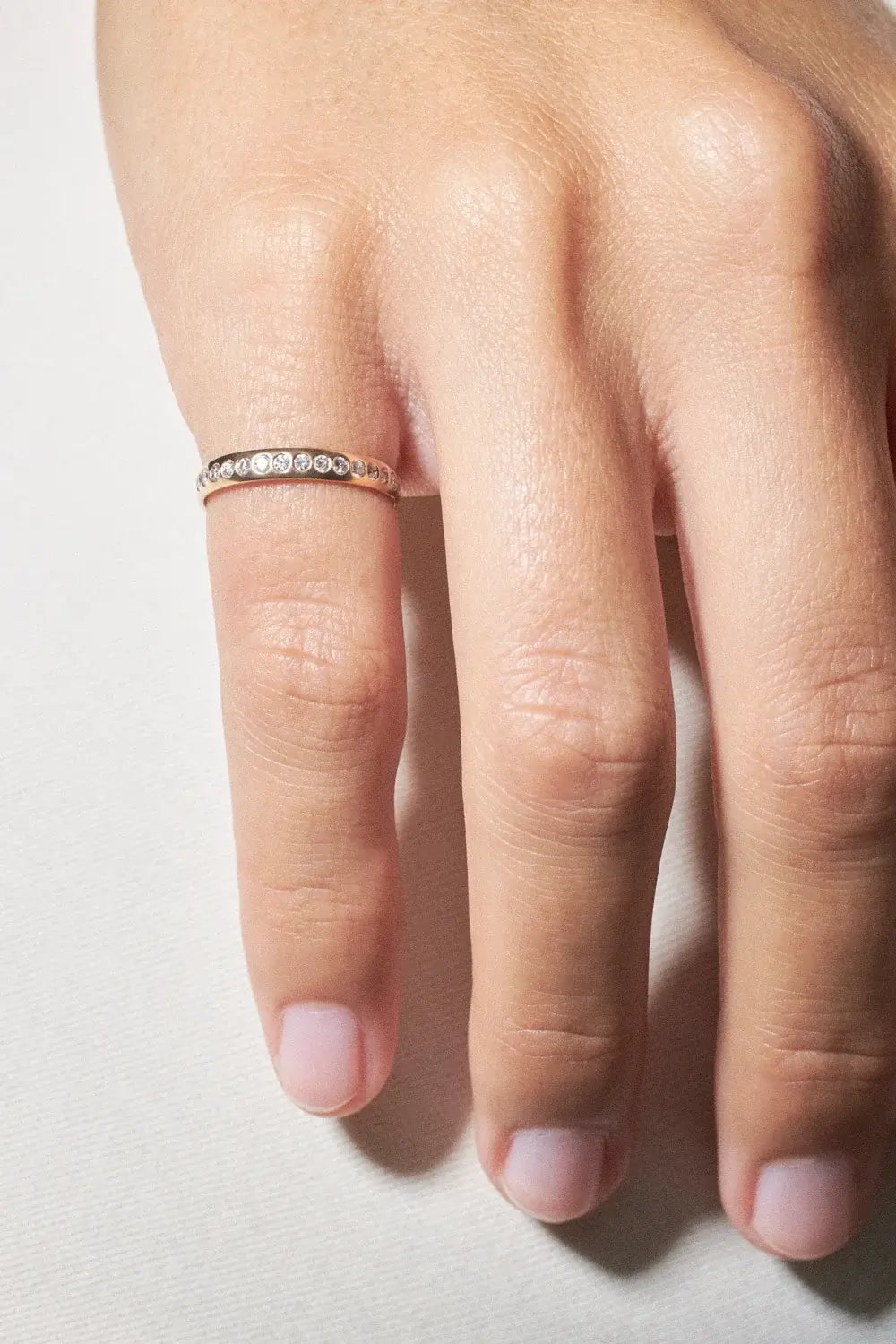 nosotros anillo de compromiso de múltiples diamantes de 18k