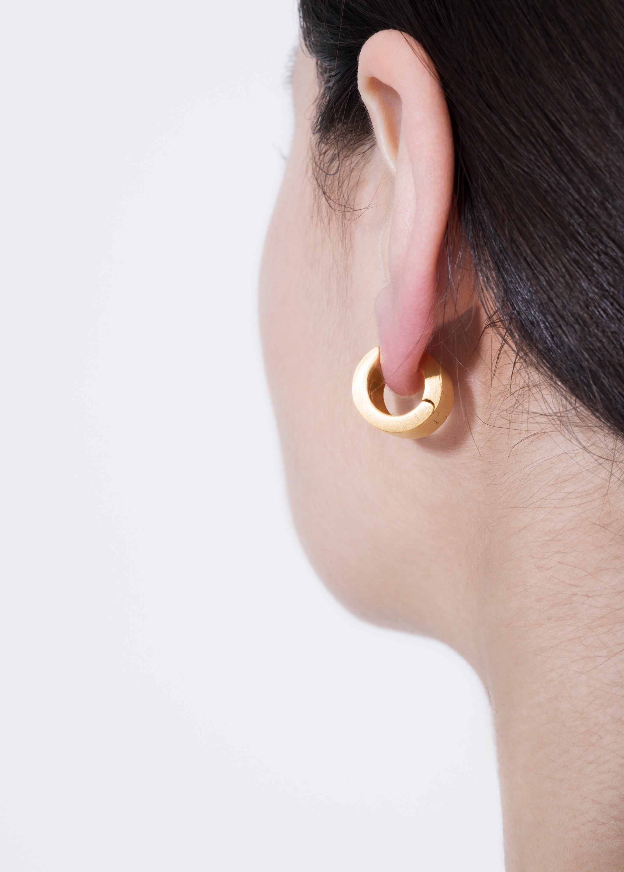 model wearing alma earrings in gold