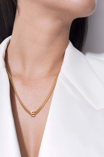 collar con colgante de letra E Collares