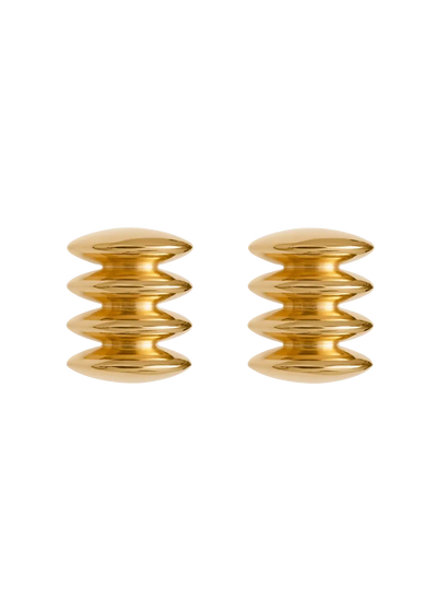 Par de pendientes de oro con un diseño ondulado sobre fondo blanco