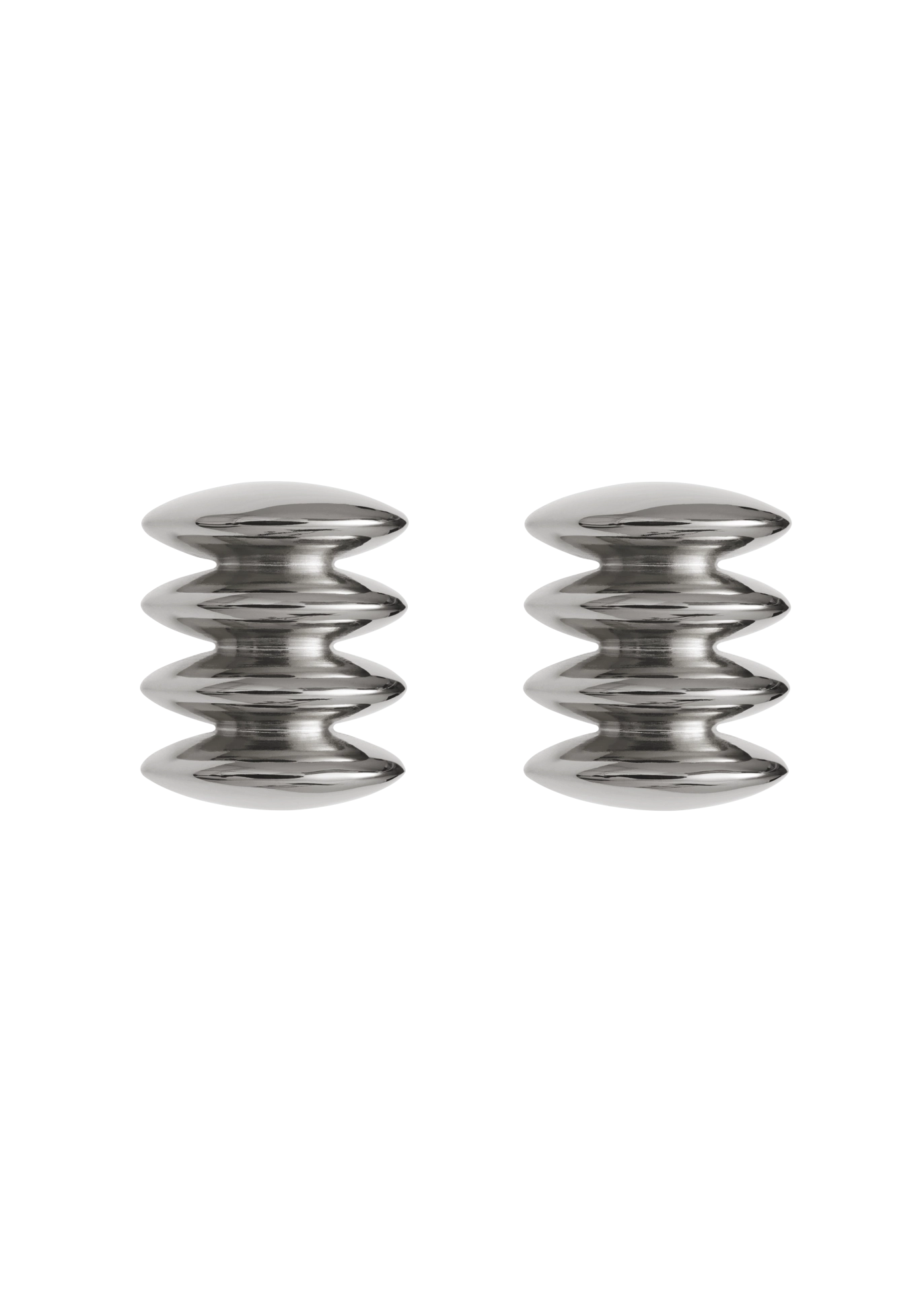 Par de pendientes de plata sobre fondo blanco