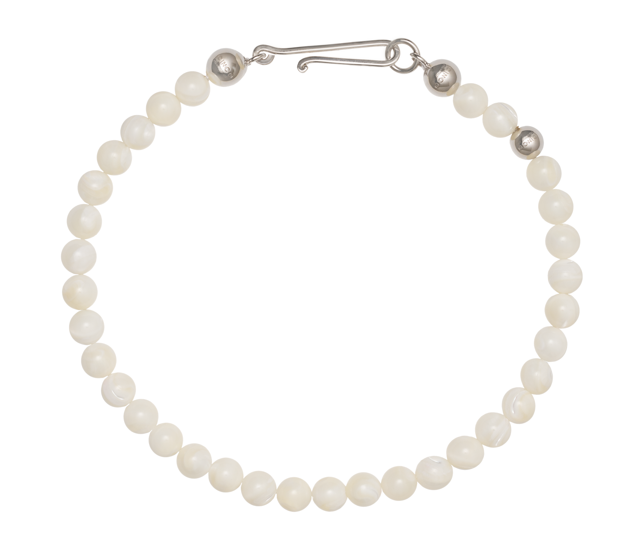 Collar de perlas con cierre de plata sobre fondo blanco