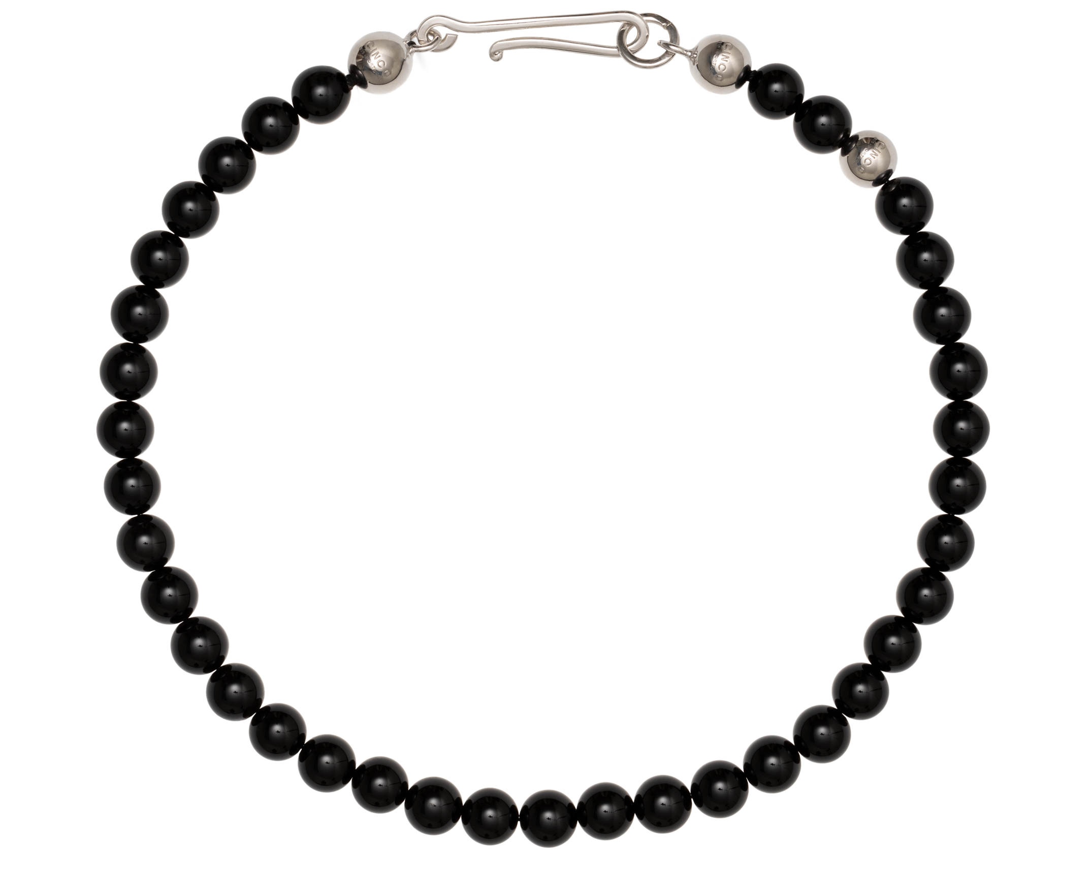 collar de ónix con cierre de plata sobre fondo blanco