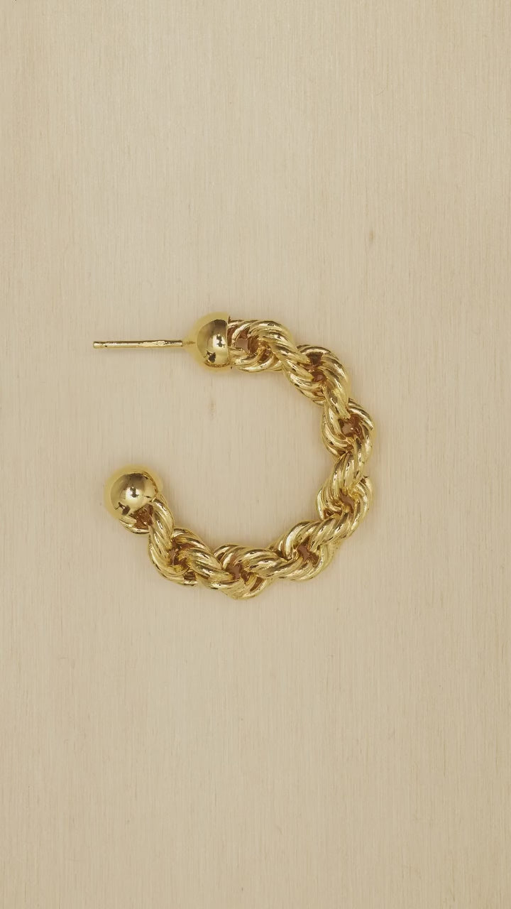 Cargar video: Best sellers, chosen time and time again. ✨ Discover the pieces that have become favourites in the CINCO community — designed to be worn, loved and lived in, every day.

#BestSellers #JewelryForLife#CINCO #FineJewelry