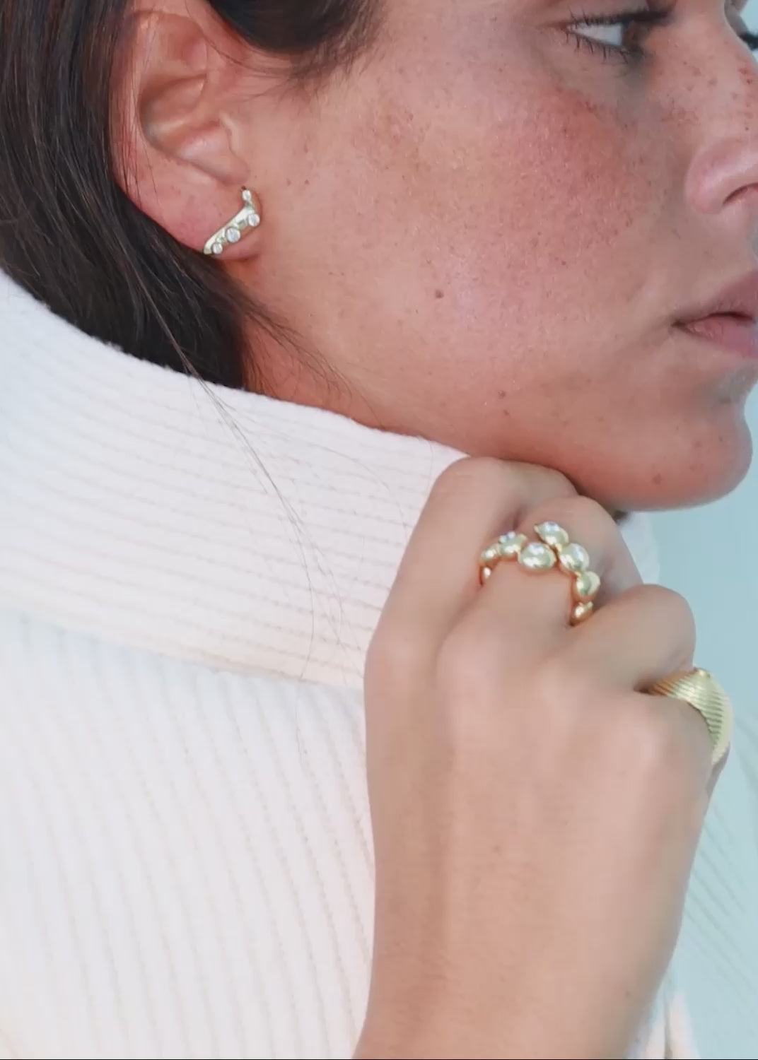 Cargar video: Unending 18k diamond earrings Earrings