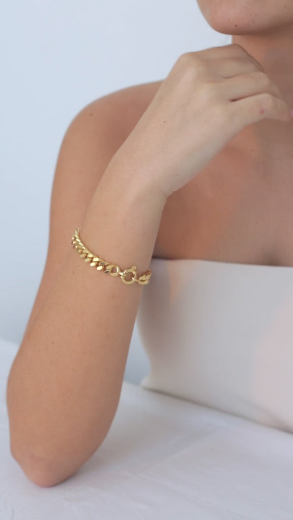 video of model wearing huda bracelet in gold