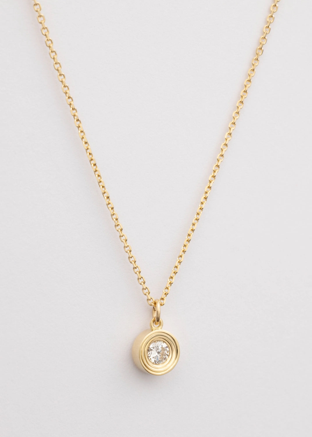 collar redondo con bisel de diamantes de 18k Collares