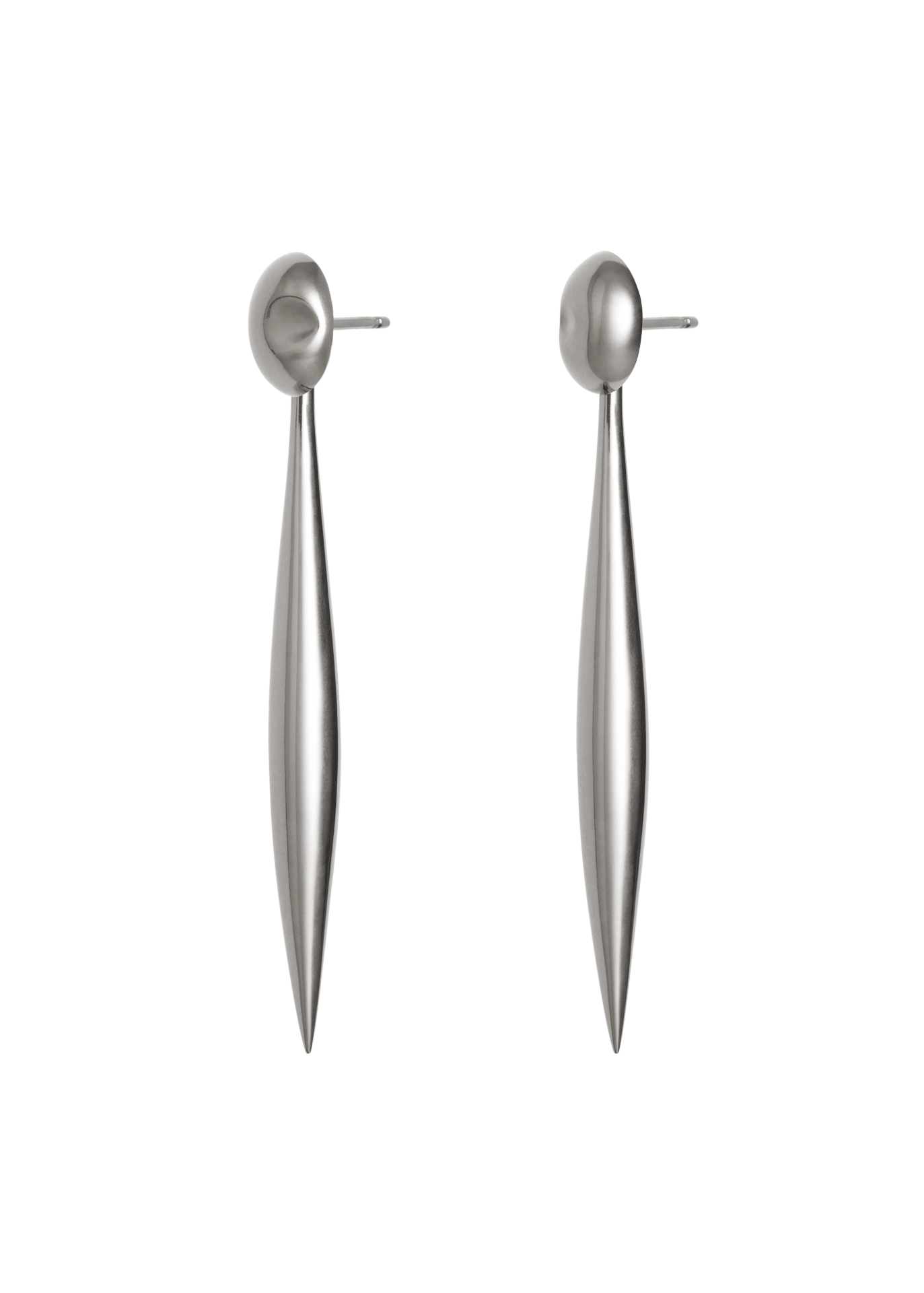 Pendientes de plata con diseño largo, delgado y en forma de lanza sobre fondo blanco