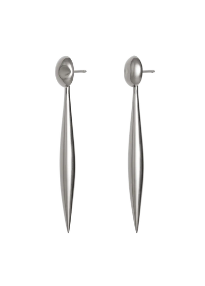 Pendientes de plata con diseño largo, delgado y en forma de lanza sobre fondo blanco